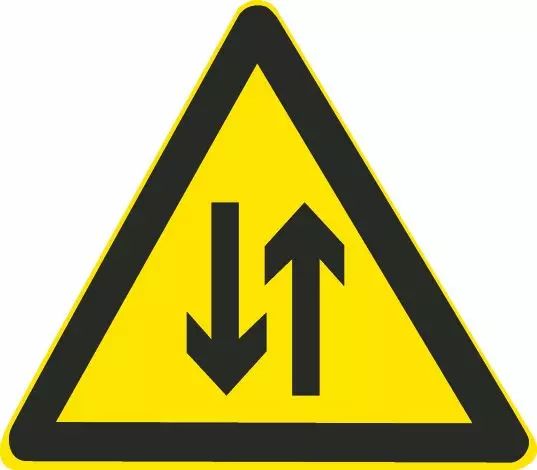 侧边的小汽车:小型客车.正面:机动车驼峰桥:影响视距.