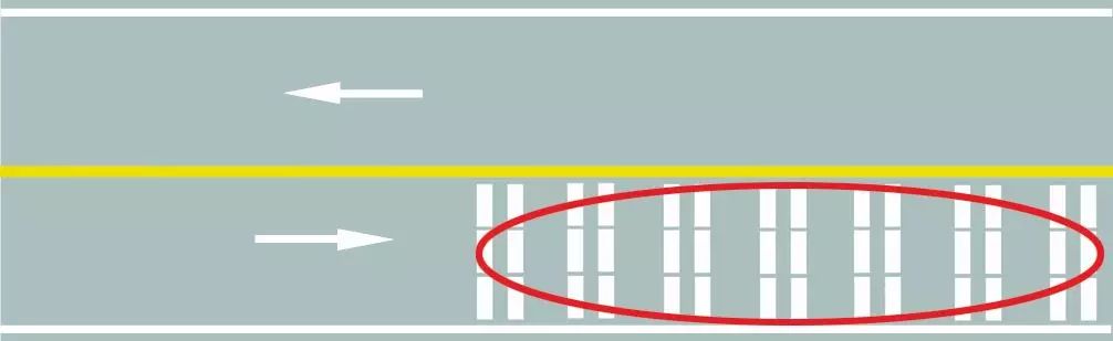 越过停止线亮黄灯可以继续通行双向交通(不分离双向行驶的路段):左右